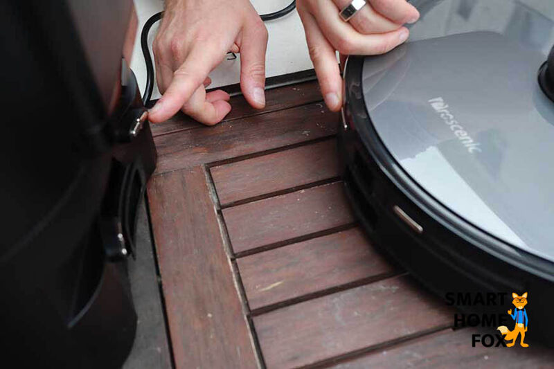 Ladekontakte des Proscenic M8 PRO in der Nahaufnahme